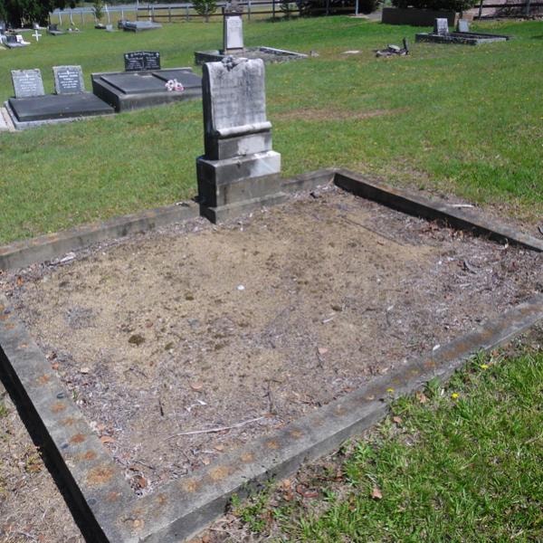Wright family grave before restoration — neglected headstone and bare dirt surround