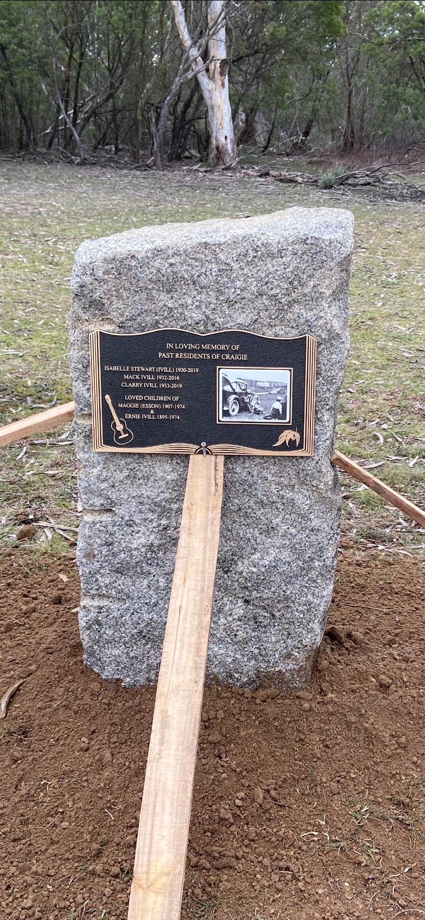 Past residents of Craigie memorial plaque on granite monument