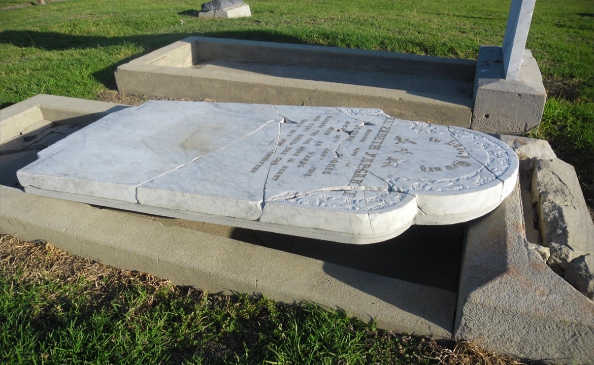 Memorial before restoration